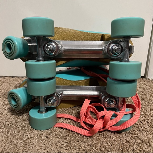 Aqua Impala Roller Skates - Picture 4 of 5